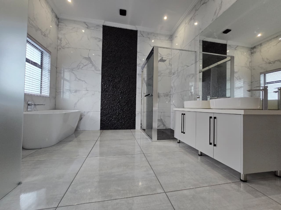 4 Bedroom Property for Sale in Kingswood Golf Estate Western Cape